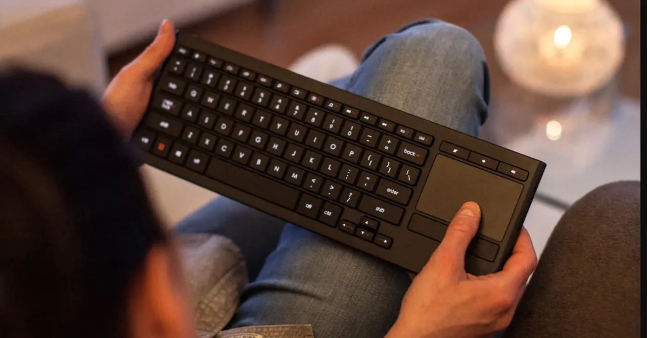 Logitech K830 test Quest 2